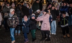 Bajkowy zamek znów przyciągnął tłumy. Na dziedziniec wjechał Święty Mikołaj w saniach (1)