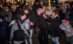 Bajkowy zamek znów przyciągnął tłumy. Na dziedziniec wjechał Święty Mikołaj w saniach (2)