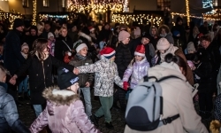 Bajkowy zamek znów przyciągnął tłumy. Na dziedziniec wjechał Święty Mikołaj w saniach (4)