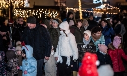 Bajkowy zamek znów przyciągnął tłumy. Na dziedziniec wjechał Święty Mikołaj w saniach (5)