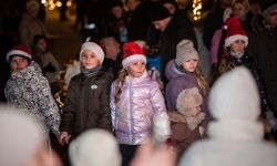 Bajkowy zamek znów przyciągnął tłumy. Na dziedziniec wjechał Święty Mikołaj w saniach (6)