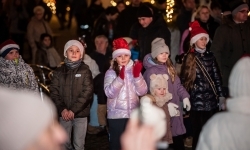Bajkowy zamek znów przyciągnął tłumy. Na dziedziniec wjechał Święty Mikołaj w saniach (7)