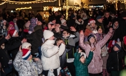 Bajkowy zamek znów przyciągnął tłumy. Na dziedziniec wjechał Święty Mikołaj w saniach (8)