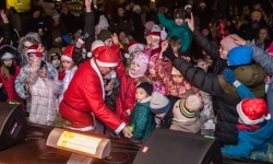 Bajkowy zamek znów przyciągnął tłumy. Na dziedziniec wjechał Święty Mikołaj w saniach (10)