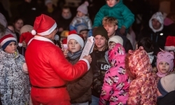 Bajkowy zamek znów przyciągnął tłumy. Na dziedziniec wjechał Święty Mikołaj w saniach (11)