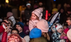 Bajkowy zamek znów przyciągnął tłumy. Na dziedziniec wjechał Święty Mikołaj w saniach (12)