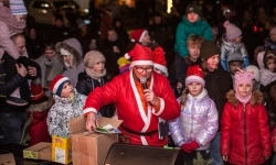 Bajkowy zamek znów przyciągnął tłumy. Na dziedziniec wjechał Święty Mikołaj w saniach (13)