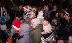 Bajkowy zamek znów przyciągnął tłumy. Na dziedziniec wjechał Święty Mikołaj w saniach (14)
