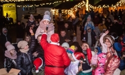 Bajkowy zamek znów przyciągnął tłumy. Na dziedziniec wjechał Święty Mikołaj w saniach (15)