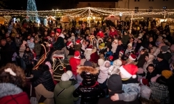 Bajkowy zamek znów przyciągnął tłumy. Na dziedziniec wjechał Święty Mikołaj w saniach (5)