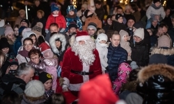Bajkowy zamek znów przyciągnął tłumy. Na dziedziniec wjechał Święty Mikołaj w saniach (3)