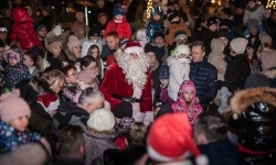 Bajkowy zamek znów przyciągnął tłumy. Na dziedziniec wjechał Święty Mikołaj w saniach (4)