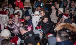 Bajkowy zamek znów przyciągnął tłumy. Na dziedziniec wjechał Święty Mikołaj w saniach (5)