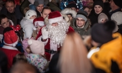 Bajkowy zamek znów przyciągnął tłumy. Na dziedziniec wjechał Święty Mikołaj w saniach (6)