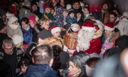 Bajkowy zamek znów przyciągnął tłumy. Na dziedziniec wjechał Święty Mikołaj w saniach (7)