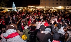 Bajkowy zamek znów przyciągnął tłumy. Na dziedziniec wjechał Święty Mikołaj w saniach (6)