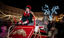 Bajkowy zamek znów przyciągnął tłumy. Na dziedziniec wjechał Święty Mikołaj w saniach (9)