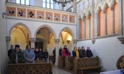 W zamkowej kaplicy wspomniano jej patrona, świętego Tomasza Becketa (8)