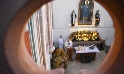 W zamkowej kaplicy wspomniano jej patrona, świętego Tomasza Becketa (9)