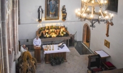W zamkowej kaplicy wspomniano jej patrona, świętego Tomasza Becketa (10)