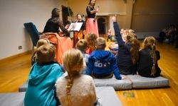 Muzyczna podróż do świata bajek na raciborskim zamku (16)