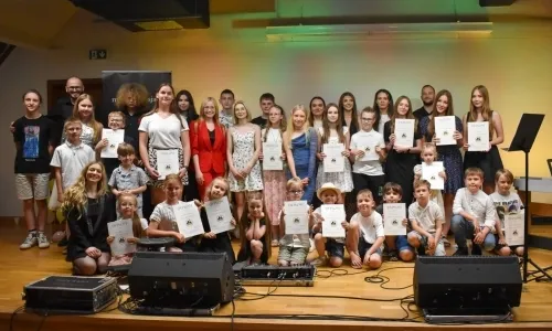 Młodzi artyści na scenie domu książęcego Zamku Piastowskiego