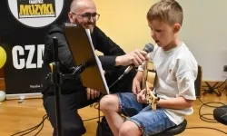 Młodzi artyści na scenie domu książęcego Zamku Piastowskiego (13)