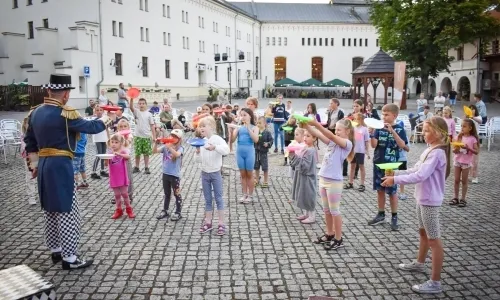 Magia teatru na dziedzińcu Zamku Piastowskiego. Teatr Jednej Miny porwał najmłodszych widzów