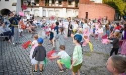 Magia teatru na dziedzińcu Zamku Piastowskiego. Teatr Jednej Miny porwał najmłodszych widzów (12)