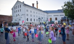 Magia teatru na dziedzińcu Zamku Piastowskiego. Teatr Jednej Miny porwał najmłodszych widzów (13)