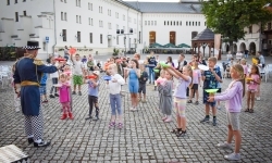 Magia teatru na dziedzińcu Zamku Piastowskiego. Teatr Jednej Miny porwał najmłodszych widzów (14)