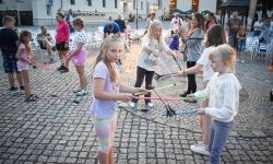 Magia teatru na dziedzińcu Zamku Piastowskiego. Teatr Jednej Miny porwał najmłodszych widzów (7)