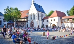 Magia teatru na dziedzińcu Zamku Piastowskiego. Teatr Jednej Miny porwał najmłodszych widzów (20)