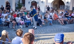 Magia teatru na dziedzińcu Zamku Piastowskiego. Teatr Jednej Miny porwał najmłodszych widzów (3)
