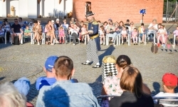 Magia teatru na dziedzińcu Zamku Piastowskiego. Teatr Jednej Miny porwał najmłodszych widzów (4)