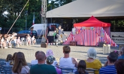 Magia teatru na dziedzińcu Zamku Piastowskiego. Teatr Jednej Miny porwał najmłodszych widzów (5)