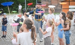 Magia teatru na dziedzińcu Zamku Piastowskiego. Teatr Jednej Miny porwał najmłodszych widzów (1)