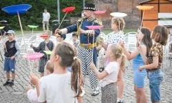 Magia teatru na dziedzińcu Zamku Piastowskiego. Teatr Jednej Miny porwał najmłodszych widzów (1)