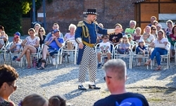 Magia teatru na dziedzińcu Zamku Piastowskiego. Teatr Jednej Miny porwał najmłodszych widzów (8)