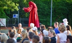 Magia teatru na dziedzińcu Zamku Piastowskiego. Teatr Jednej Miny porwał najmłodszych widzów (13)