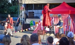 Magia teatru na dziedzińcu Zamku Piastowskiego. Teatr Jednej Miny porwał najmłodszych widzów (18)