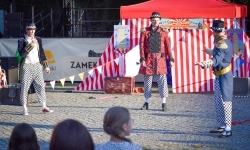 Magia teatru na dziedzińcu Zamku Piastowskiego. Teatr Jednej Miny porwał najmłodszych widzów (3)
