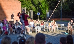 Magia teatru na dziedzińcu Zamku Piastowskiego. Teatr Jednej Miny porwał najmłodszych widzów (9)