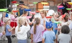 Magia teatru na dziedzińcu Zamku Piastowskiego. Teatr Jednej Miny porwał najmłodszych widzów (4)