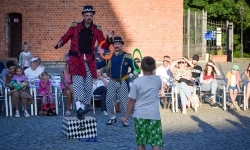 Magia teatru na dziedzińcu Zamku Piastowskiego. Teatr Jednej Miny porwał najmłodszych widzów (11)