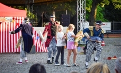 Magia teatru na dziedzińcu Zamku Piastowskiego. Teatr Jednej Miny porwał najmłodszych widzów (15)