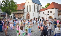 Magia teatru na dziedzińcu Zamku Piastowskiego. Teatr Jednej Miny porwał najmłodszych widzów (5)