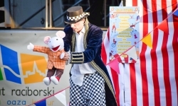 Magia teatru na dziedzińcu Zamku Piastowskiego. Teatr Jednej Miny porwał najmłodszych widzów (19)