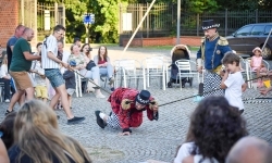 Magia teatru na dziedzińcu Zamku Piastowskiego. Teatr Jednej Miny porwał najmłodszych widzów (3)