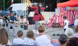 Magia teatru na dziedzińcu Zamku Piastowskiego. Teatr Jednej Miny porwał najmłodszych widzów (5)